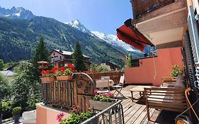 Chamonix Hyper centre . terrasse vue mont blanc . parking